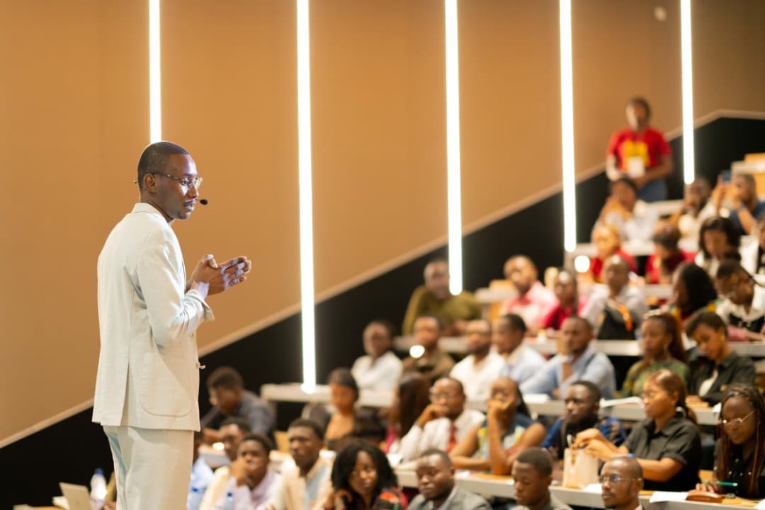 Un intervenant présente le cadre d’une activité à un auditorium de participants.