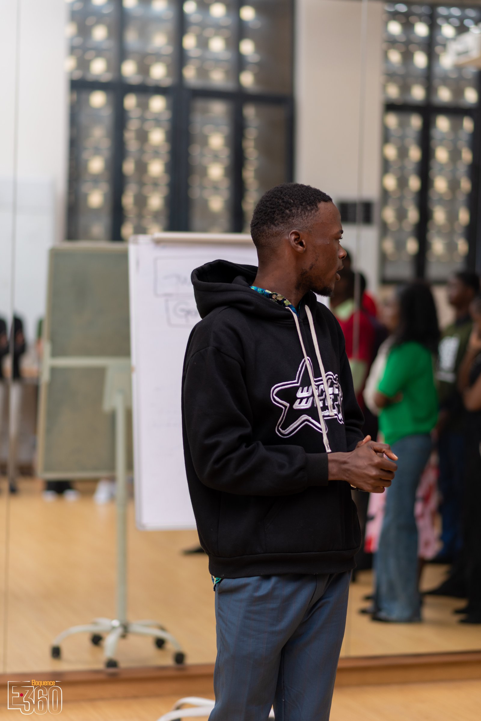 Un participant se tourne vers le groupe au cours d’un exercice de prise de parole.
