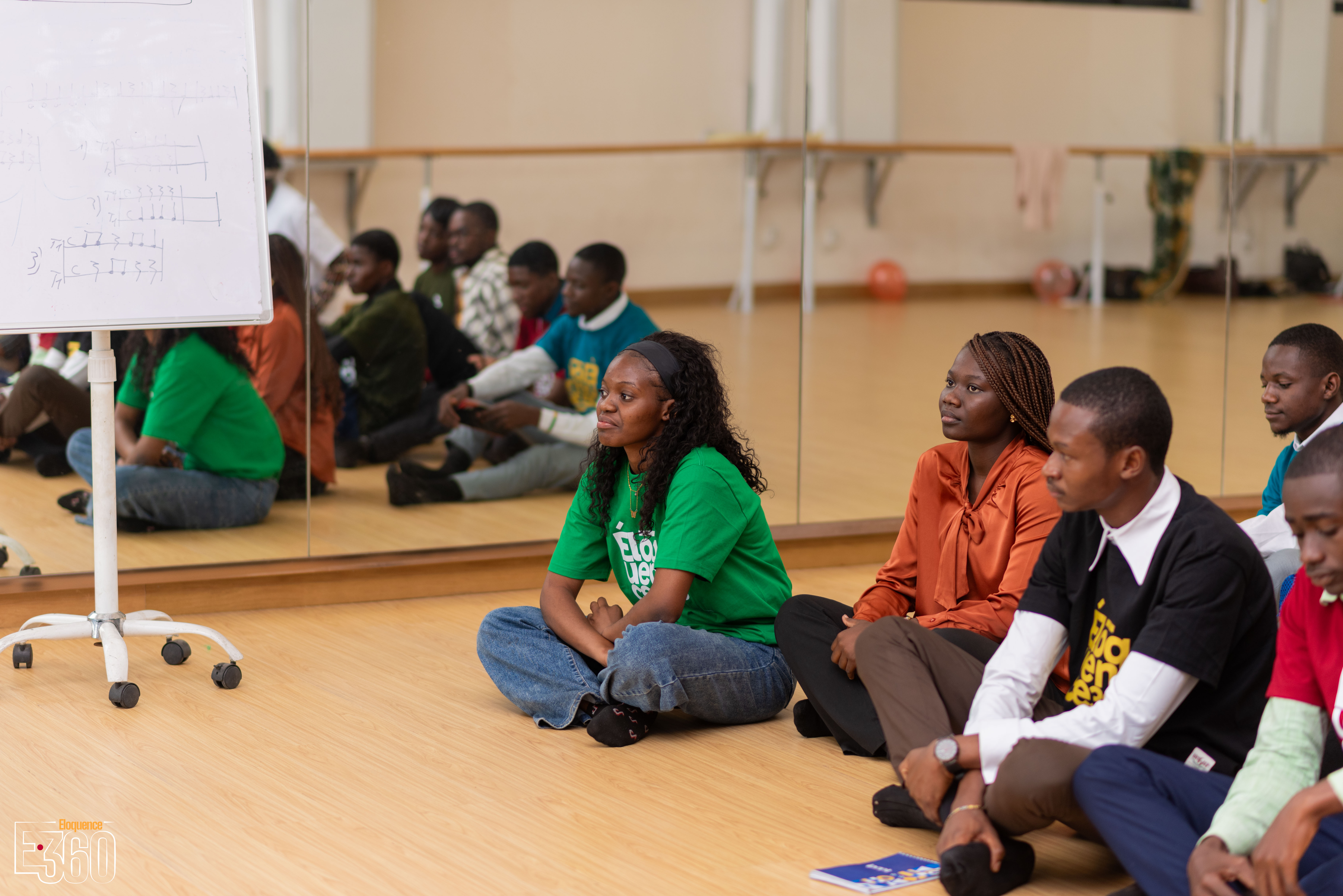 Des participants réunis en petit groupe pendant une activité Éloquence 360.