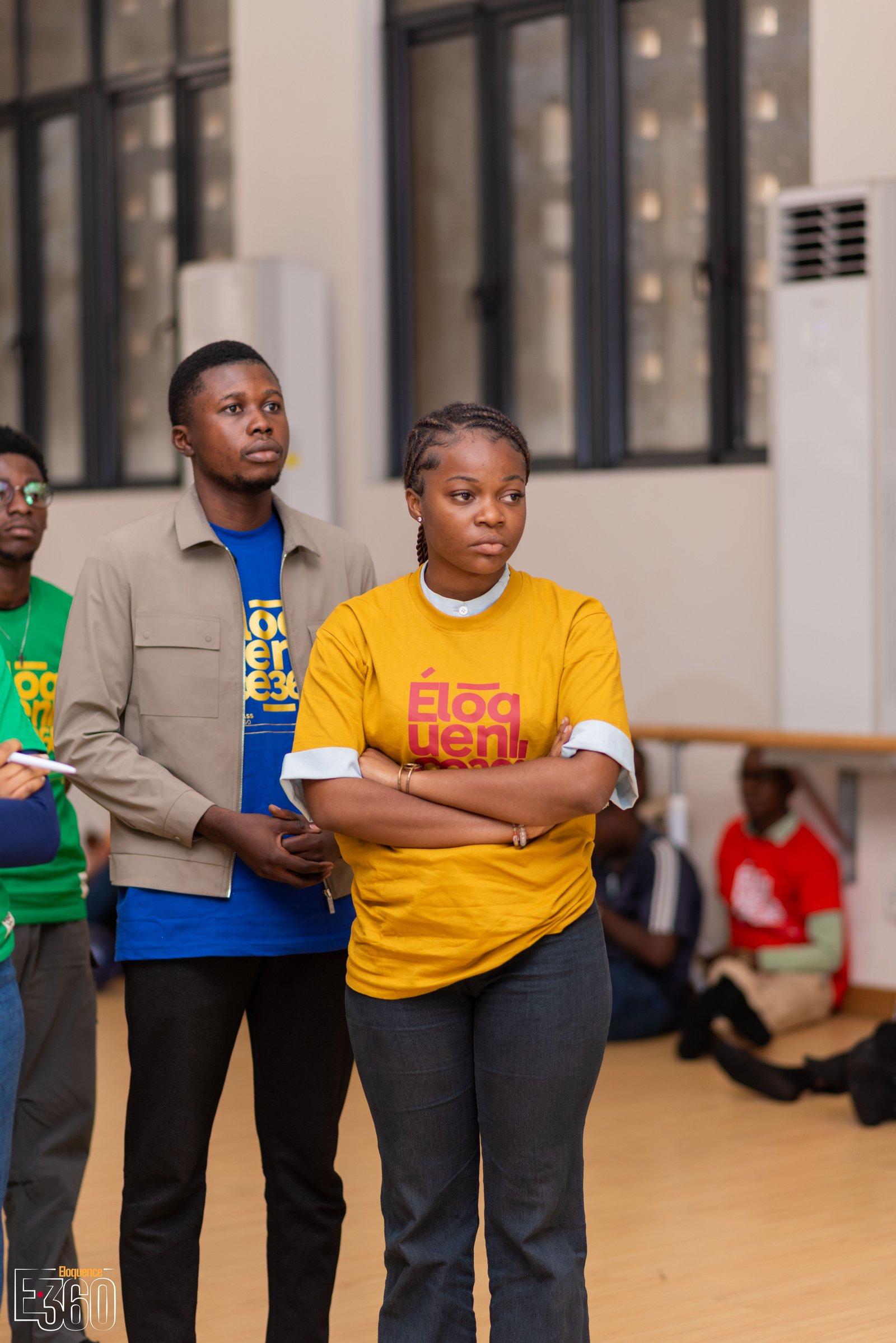 Deux participants écoutent une intervention pendant un exercice collectif.