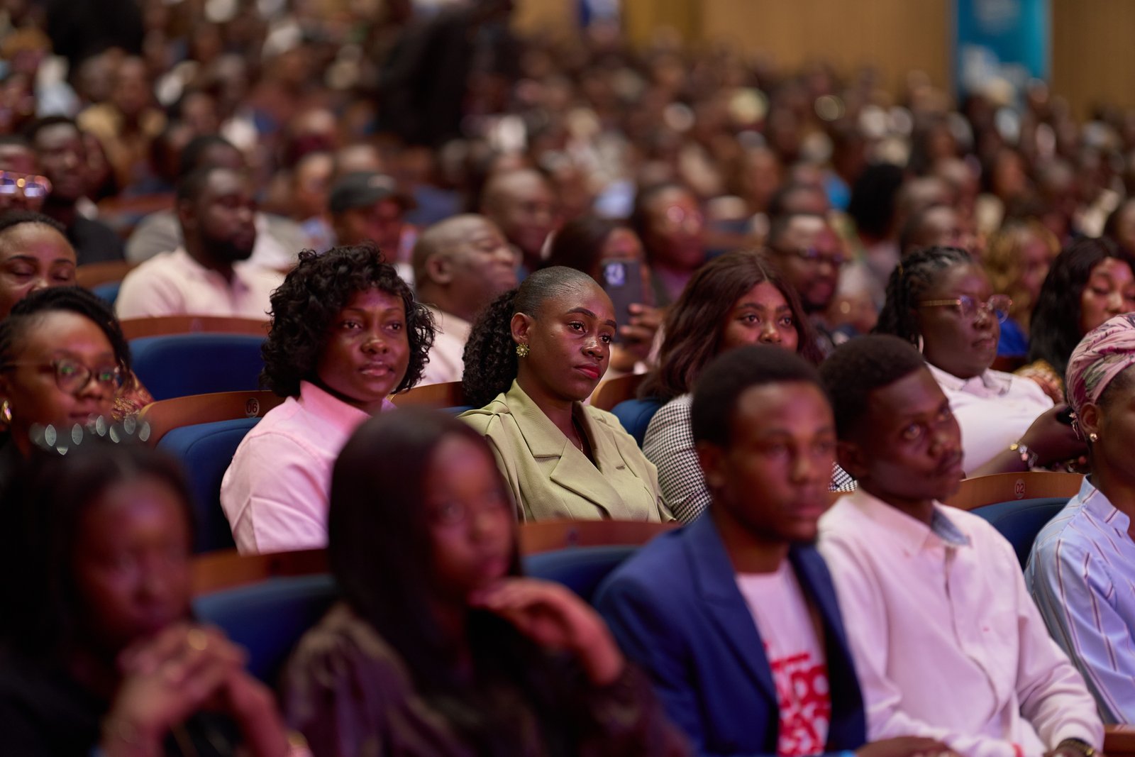 Des jeunes suivent attentivement une prise de parole
