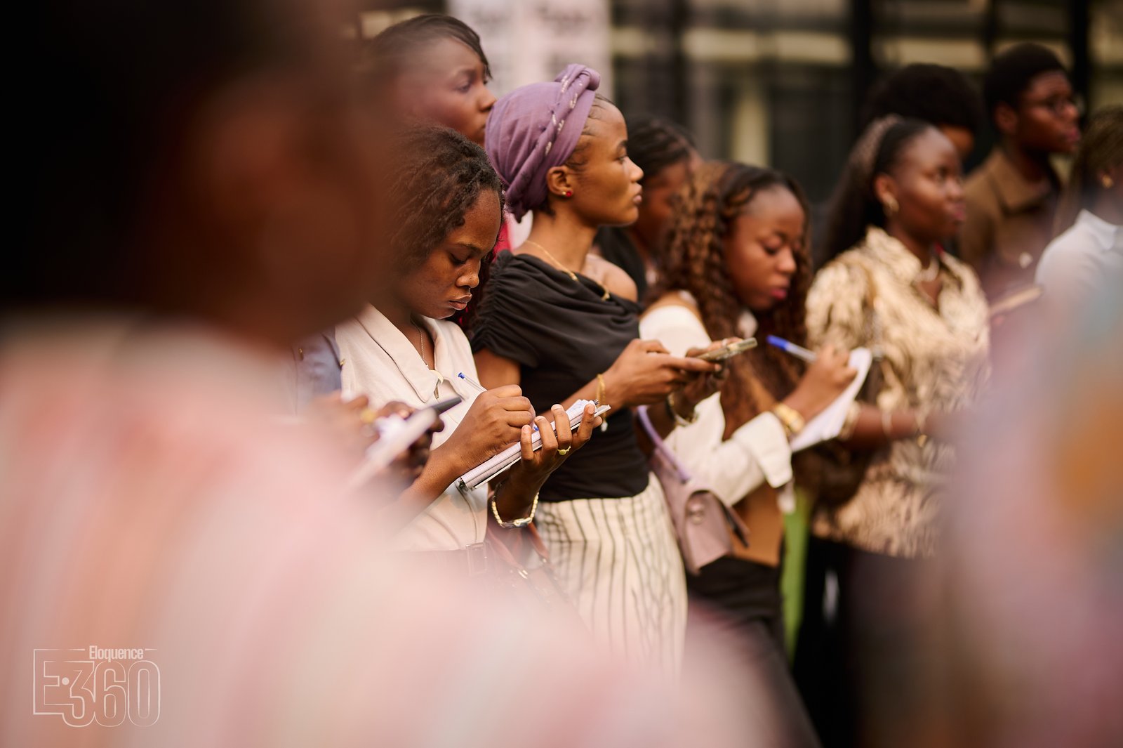 Un groupe de participantes relit ses notes pendant un exercice collectif