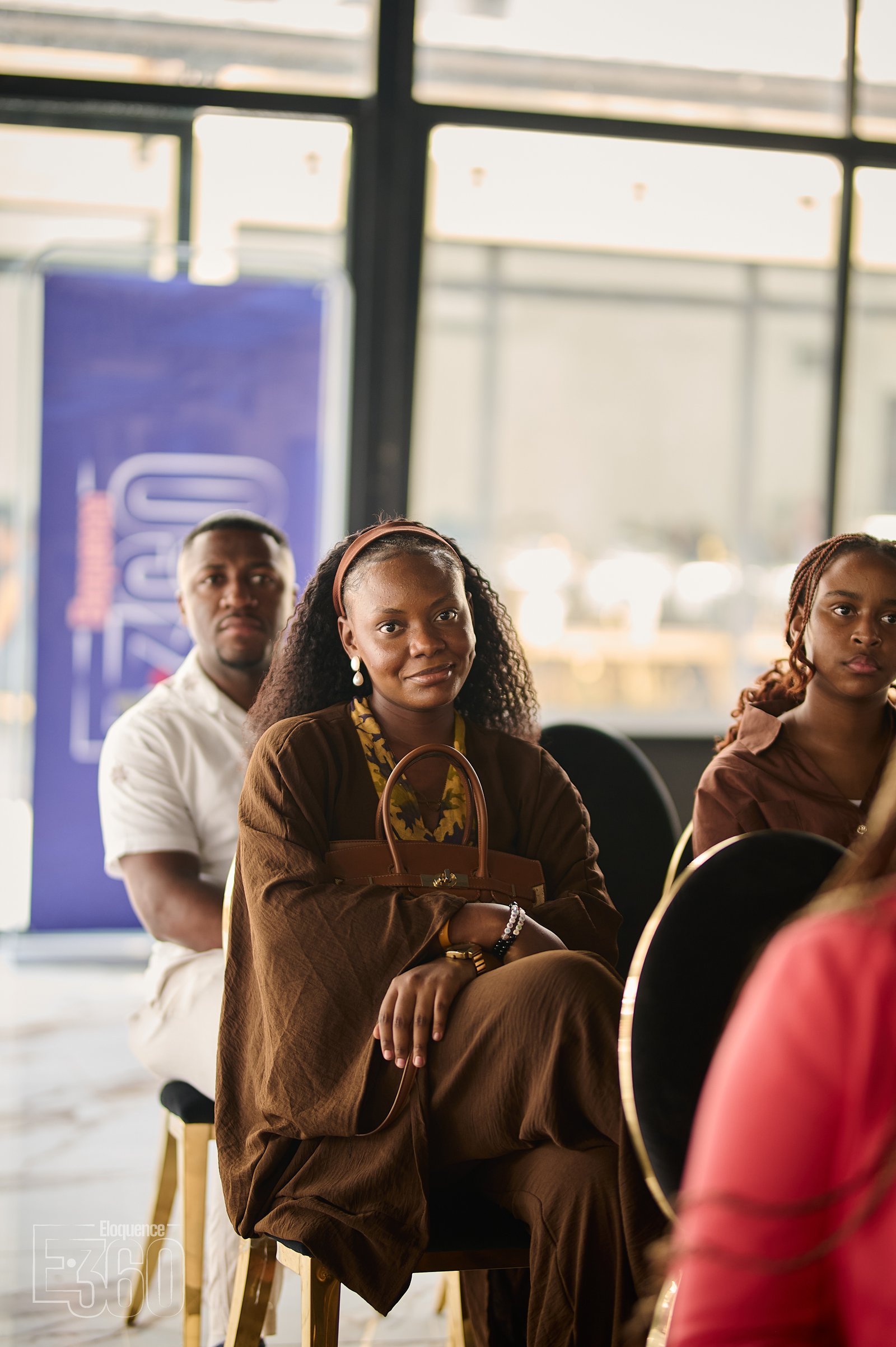 Des participants assis ensemble pendant une rencontre Éloquence 360.