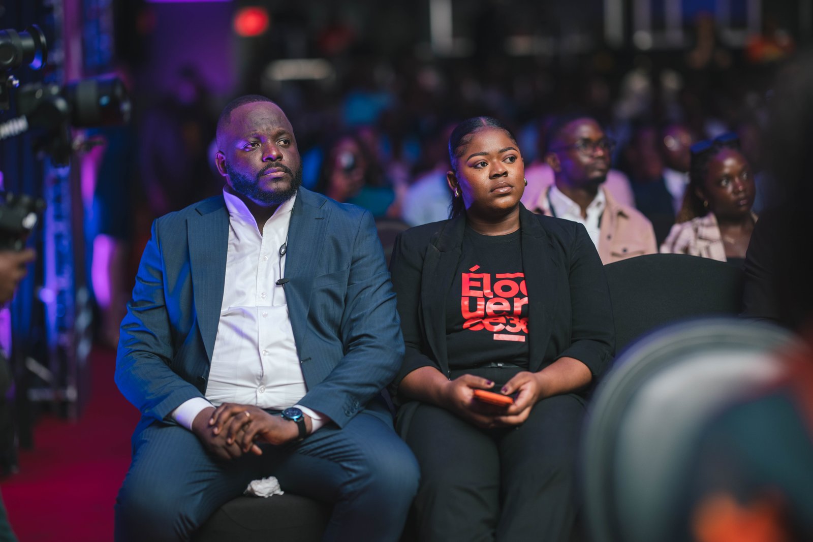 Deux membres de l’équipe assis au premier rang suivent une activité Éloquence 360.