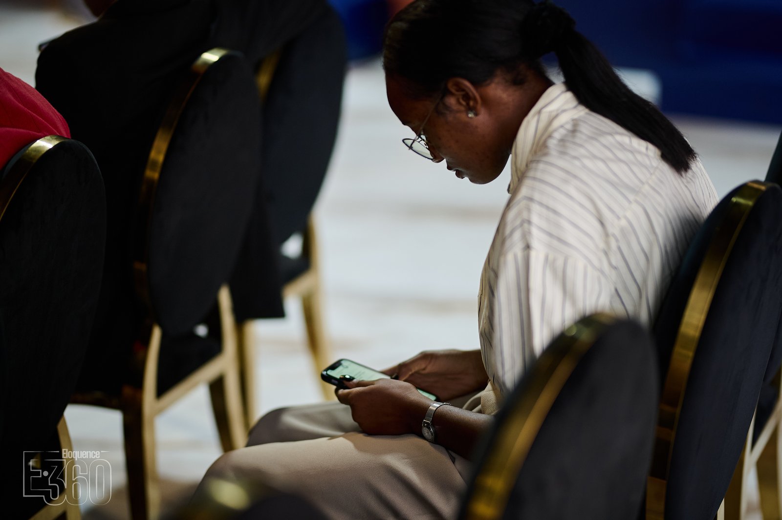 Une participante prend des notes pendant une séquence de travail.