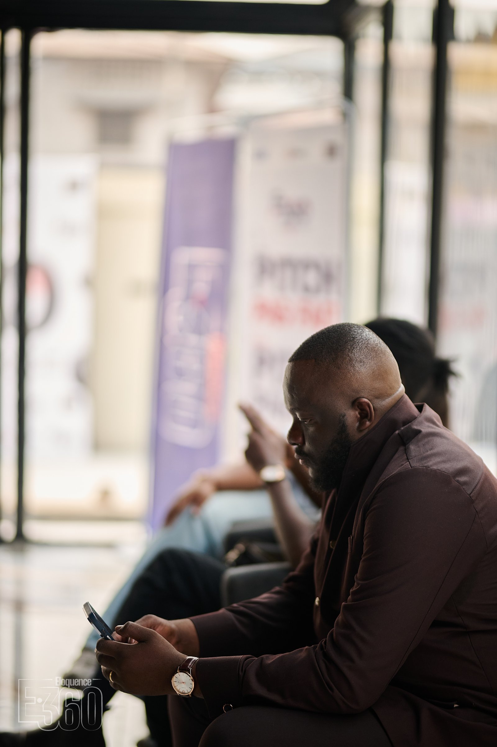 Un participant écoute son interlocuteur dans un espace de formation
