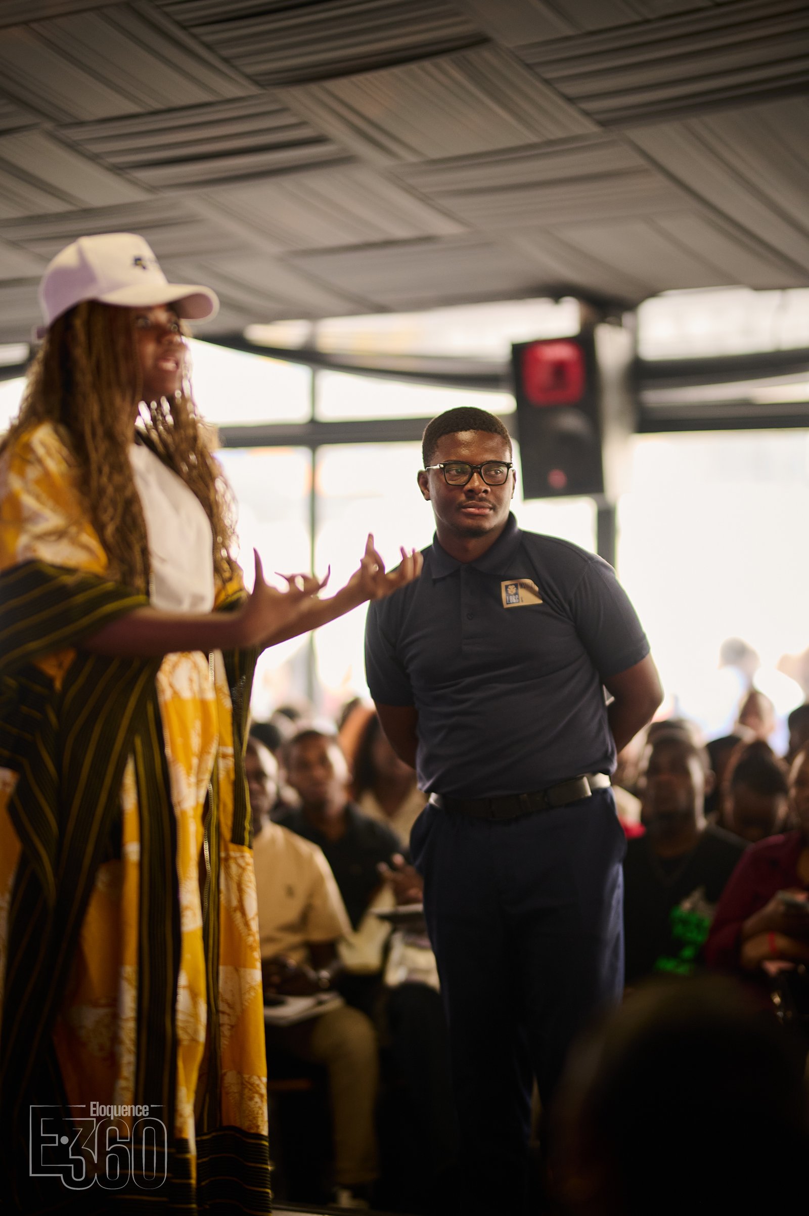 Deux participants dialoguent face au public