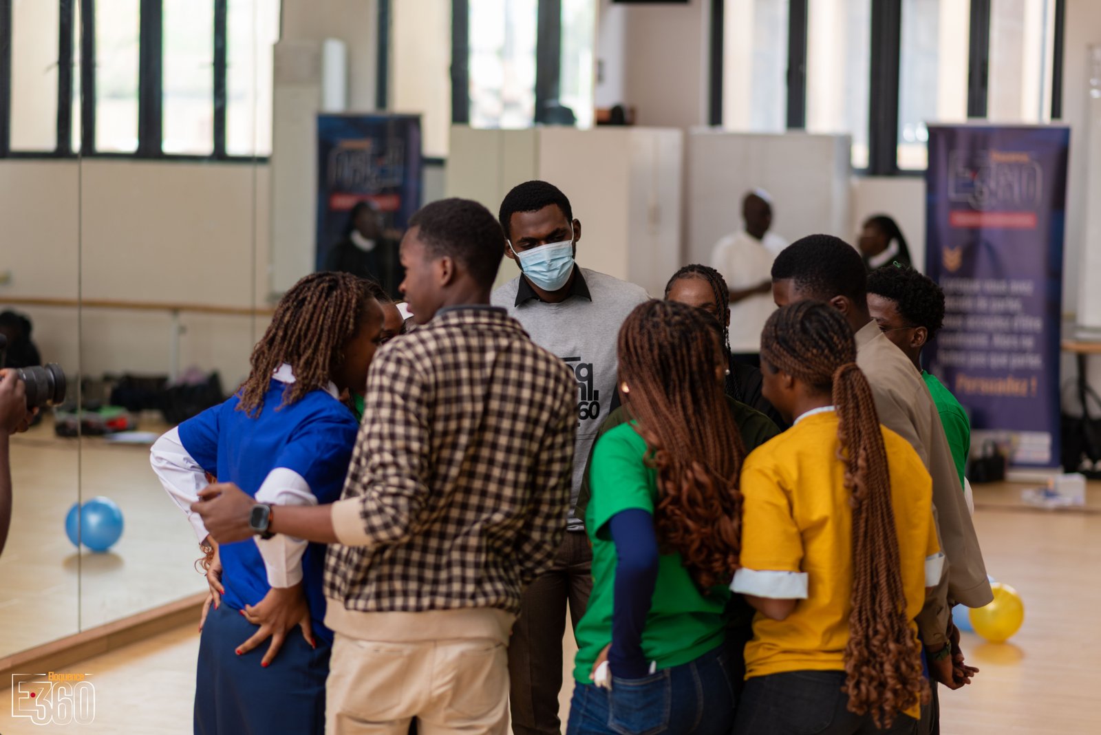 Des participants se rassemblent en cercle pour échanger pendant un atelier.
