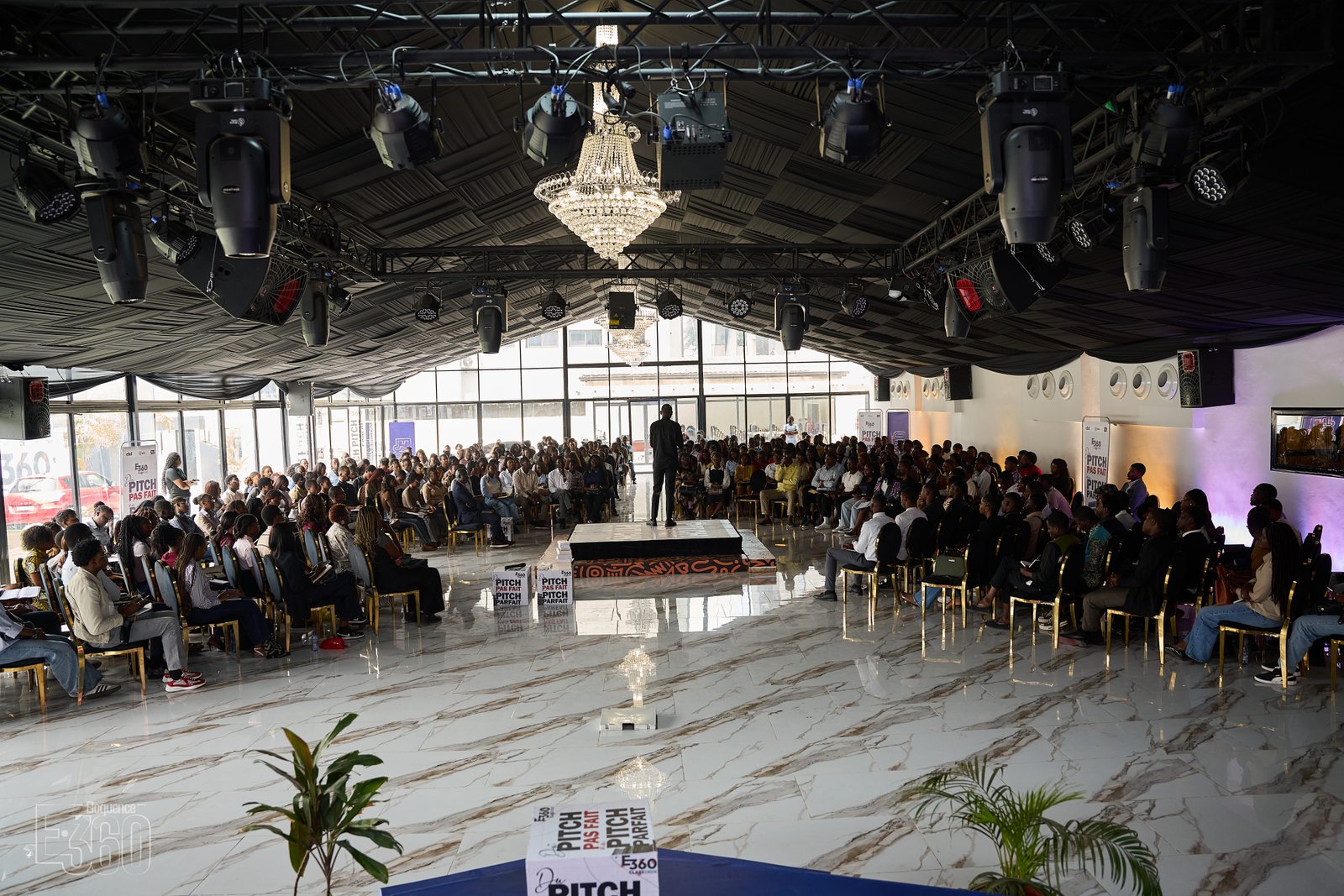 Les participants d’une E360 Class sont réunis autour de l’espace de présentation.