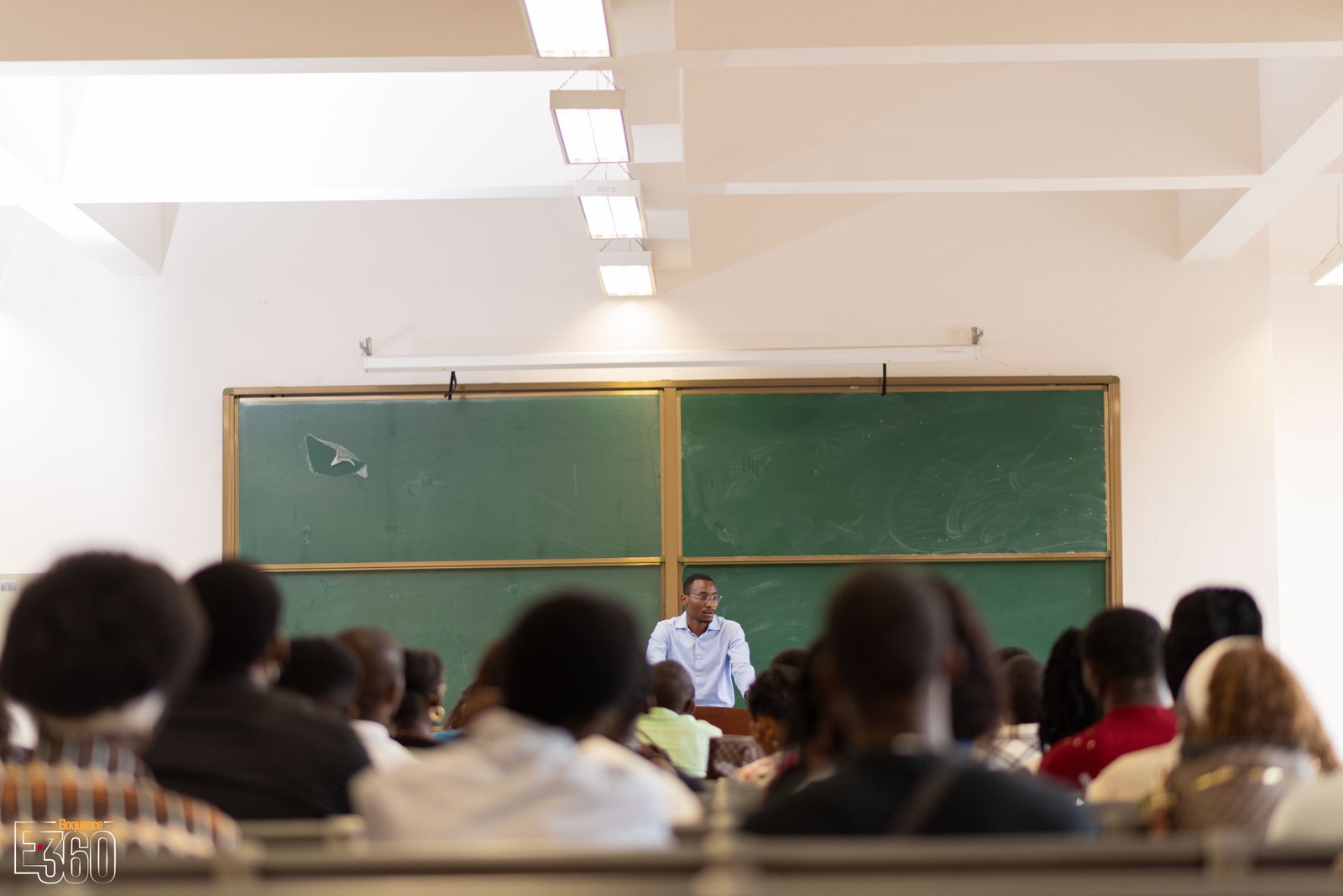 Un groupe suit une formation dans une salle de cours