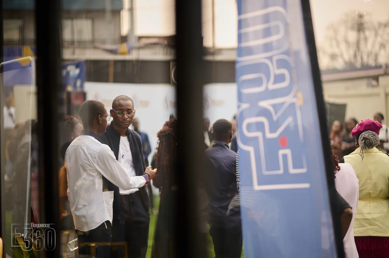 Deux participants discutent près de l’entrée d’une salle.
