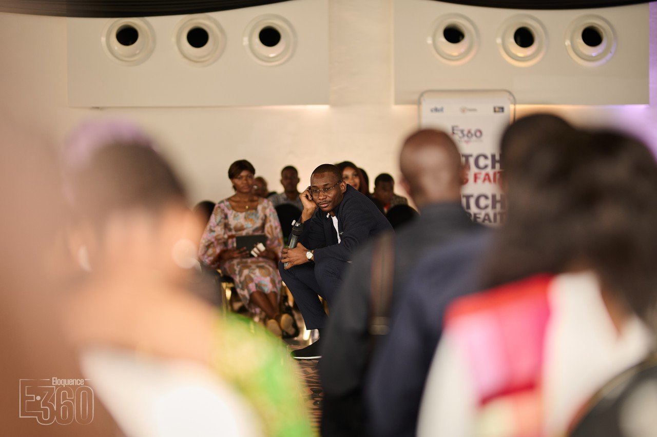 Des participants assis regardent vers la personne qui s’exprime.