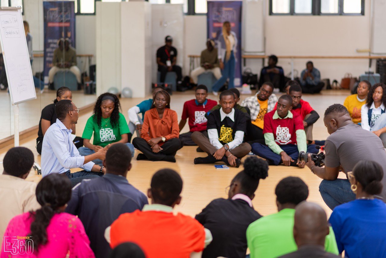 Des participants sont assis en cercle autour d’un intervenant.
