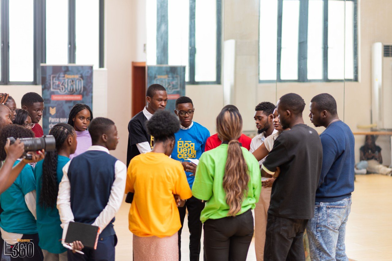 Des participants forment un cercle pendant un atelier Éloquence 360.