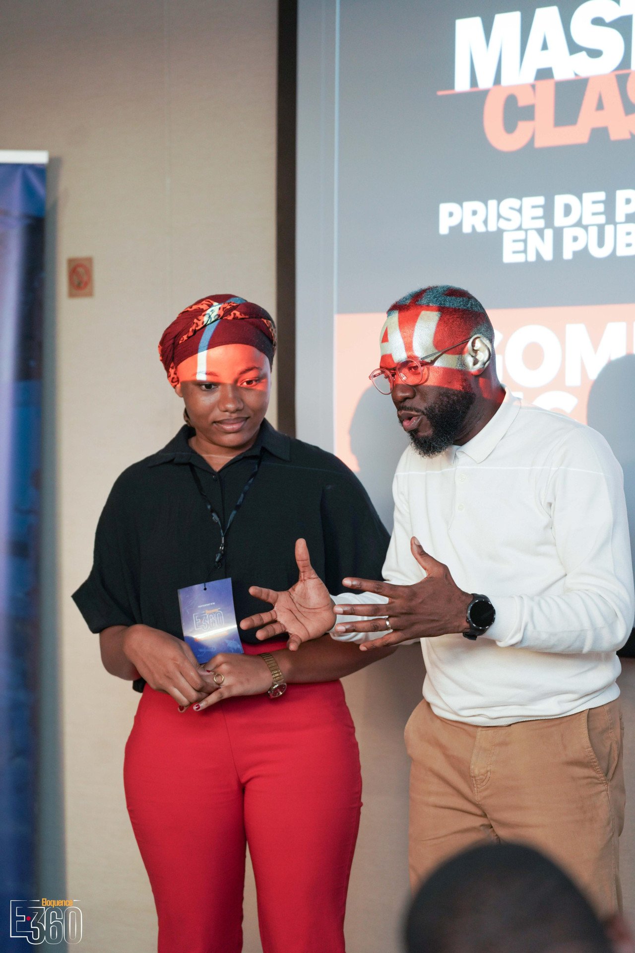 Un facilitateur échange avec une participante après un exercice Éloquence 360.