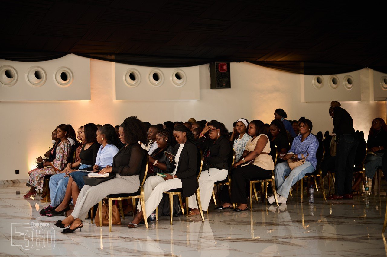 Des participants sont assis côte à côte dans un espace de rencontre.