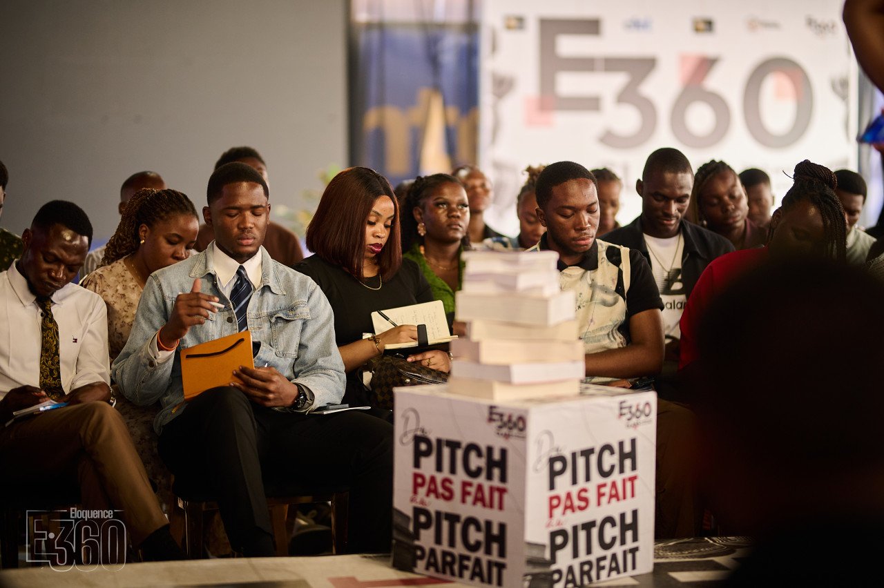 De jeunes participants prennent des notes pendant une séance collective Éloquence 360.