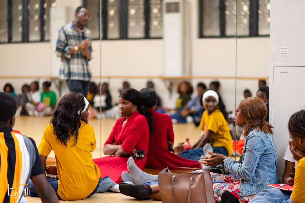 Des jeunes échangent en petits groupes pendant une séance collective Éloquence 360.